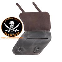 SACOCHE HARLEY DYNA LATERALE DYNA MARRON 11 Litres DROIT...LZAD2-1099 Ledrie saddlebags "right-side" 1 piece leather brown with buckles W = 35cm D= 12cm H= 30cm 11 liters (1 piece)
